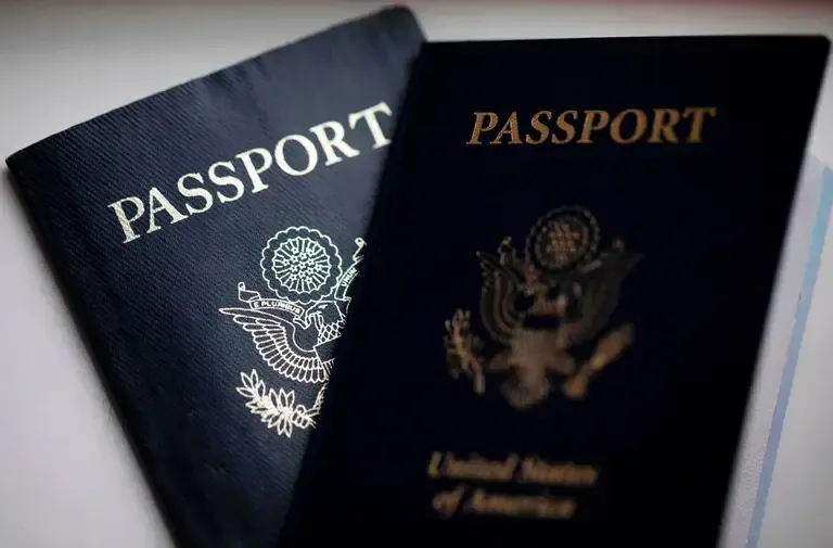 El Departamento de Estado inicia la revocación de pasaportes para quienes deben más de 100 mil dólares en manutención.