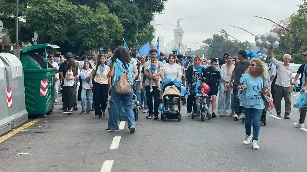 miles de personas, incluidas jóvenes y familias, participaron en la 11va Marcha por la Vida en Pilar, reafirmando su compromiso por la vida.
