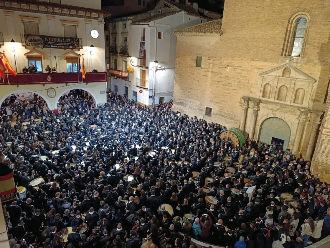 Miles de tamborileros reanudan la tradición en Jueves Santo, consolidando el evento como atractivo turístico.