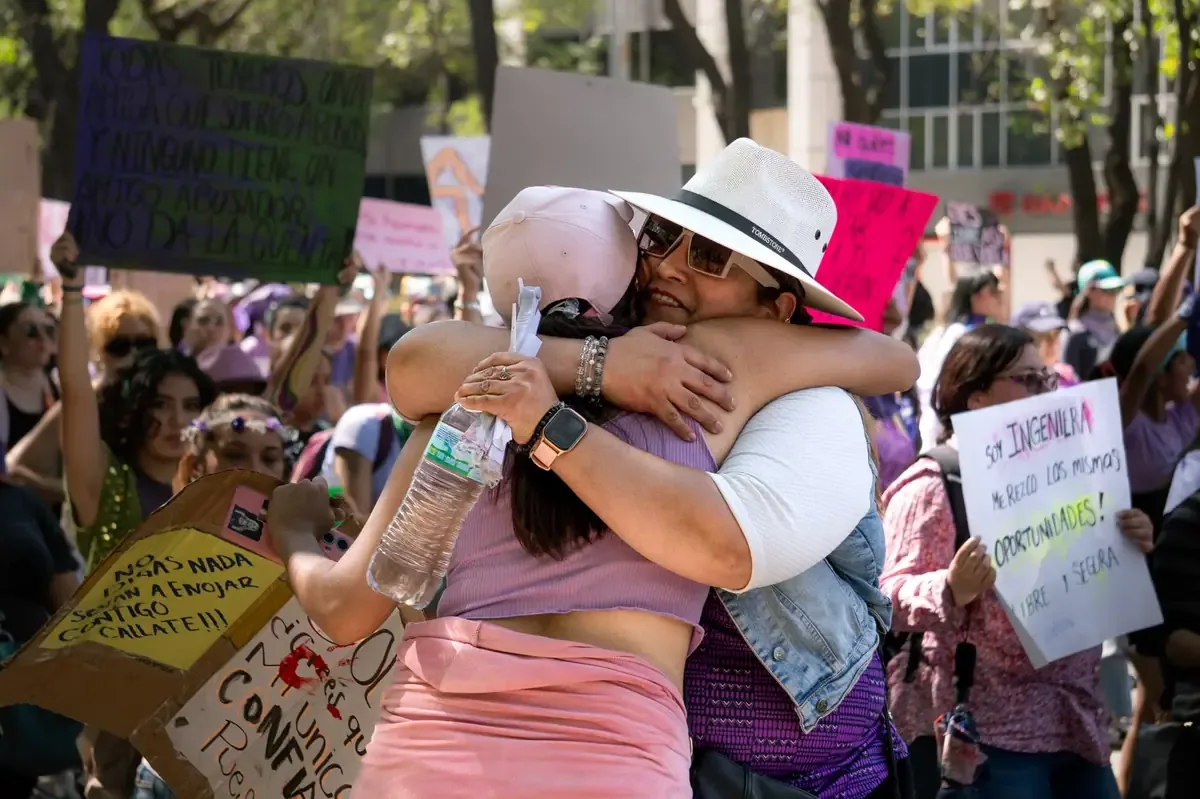 La muerte de Dafne Zapata provoca una fuerte respuesta ciudadana exigiendo responsabilidad y cambios en las academias militarizadas.