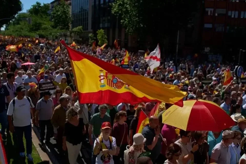 Manifestantes marchan por la corrupción y enfrentamientos con la policía se registran.
