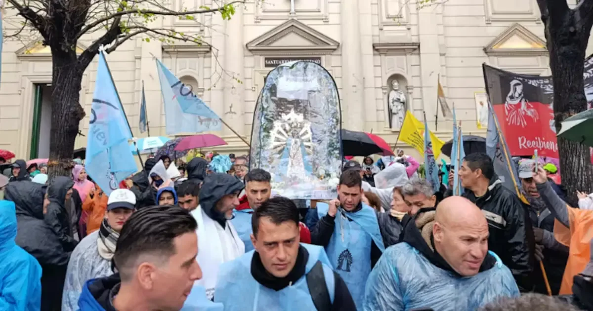 La lluvia no detiene la participación de miles en la peregrinación a Luján, que incluye medidas de asistencia y salud.