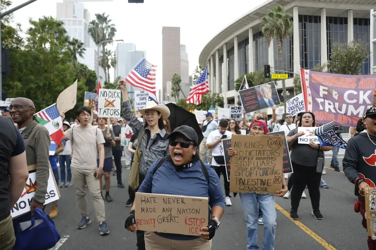 La manifestación denuncia las acciones de Trump y llama a votar en las elecciones de noviembre.
