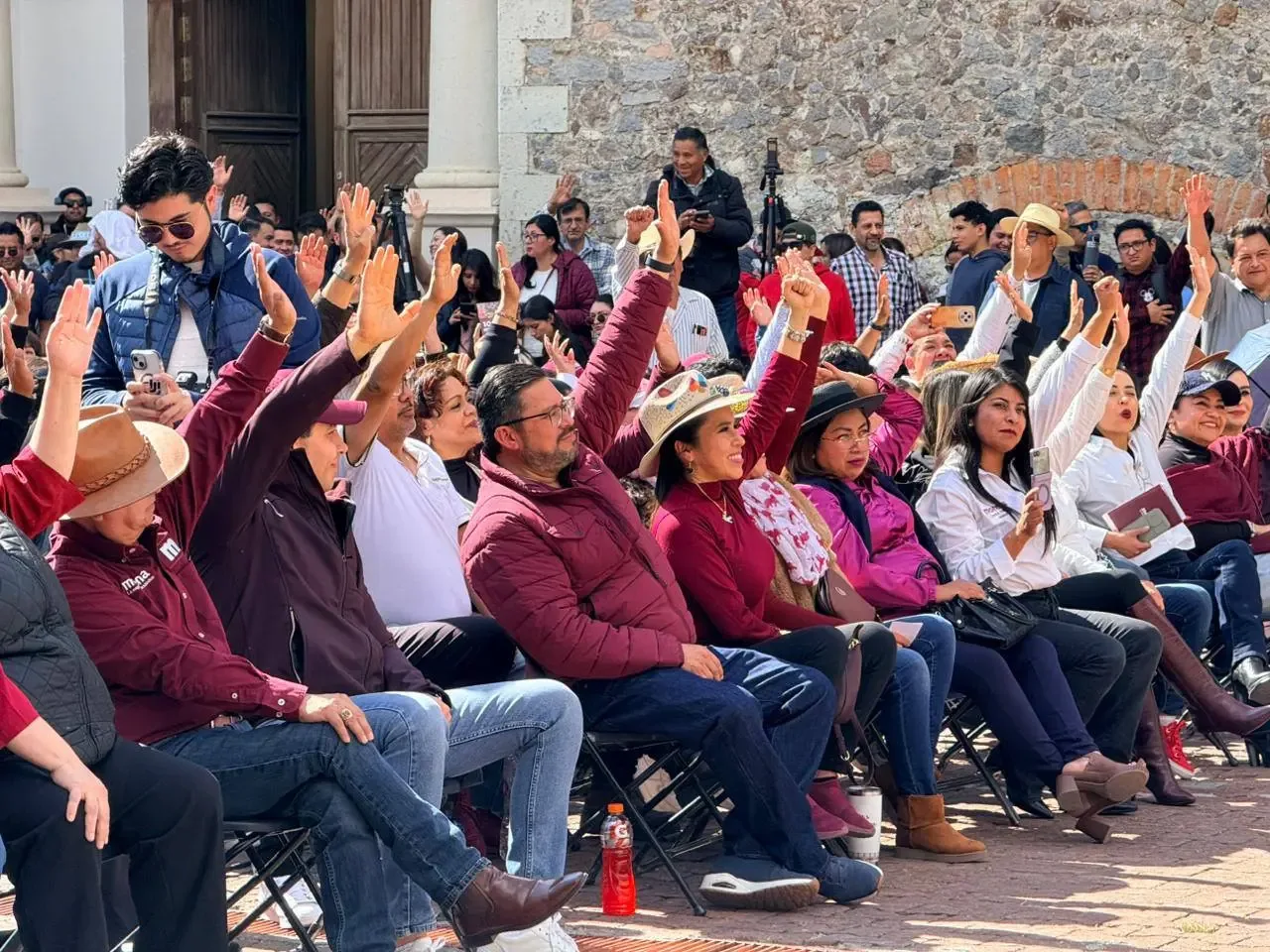 Militantes de Morena apoyan a Claudia Sheinbaum durante la asamblea en Pachuca.