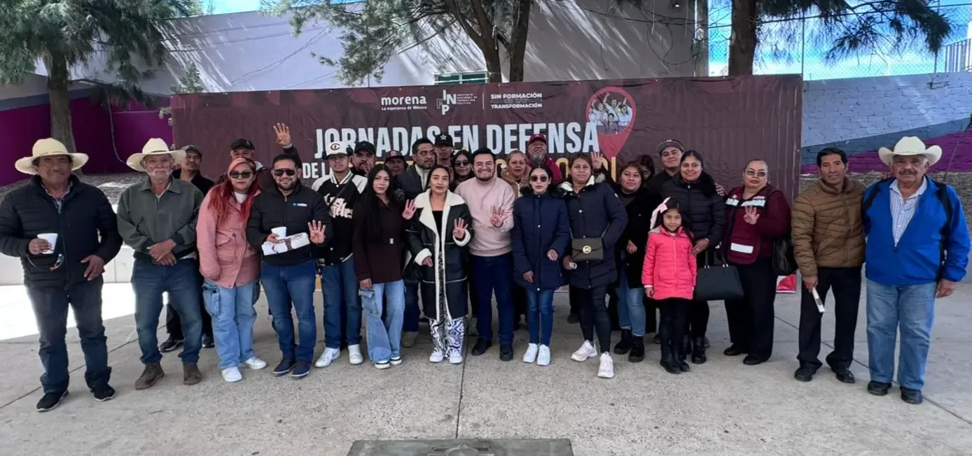 Militantes de Morena durante la jornada de defensa de la Soberanía Nacional en Guadalupe.