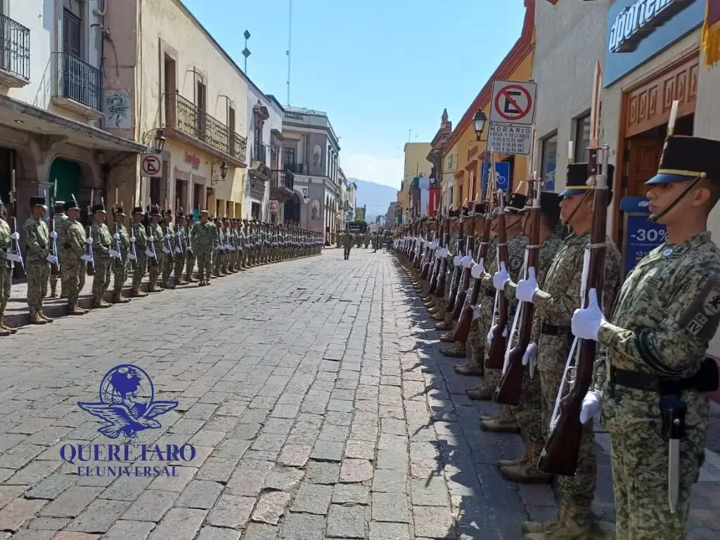 "Militares resguardan el Centro Histórico de Querétaro por la visita presidencial."