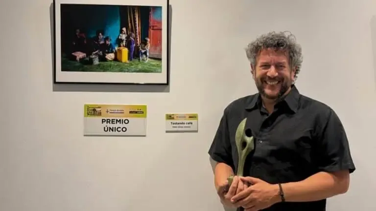 El fotógrafo ciudarrealeño destaca con su obra ‘Tostando café’ en Torrejón.