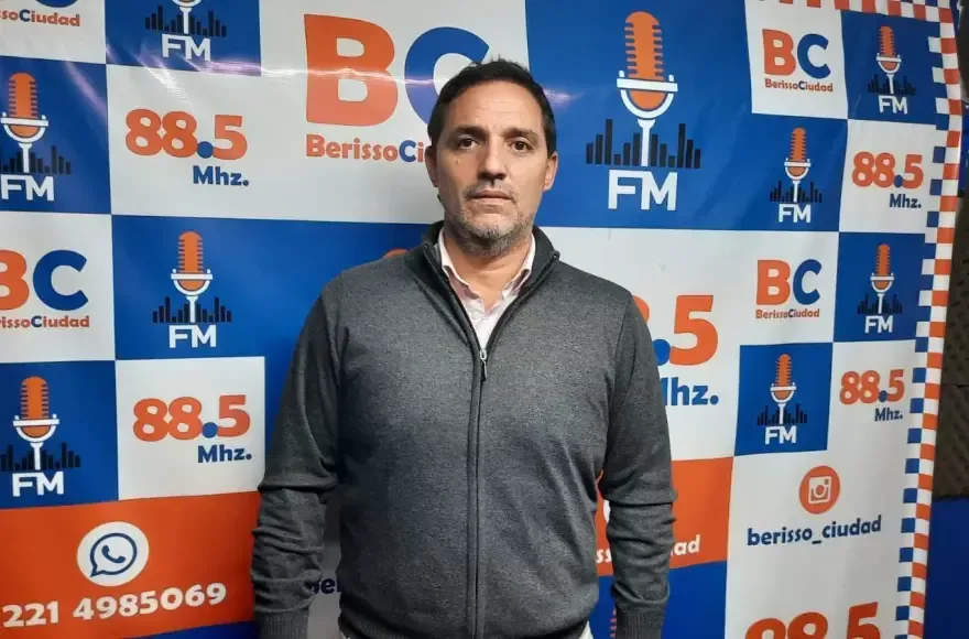 El concejal Juan Ignacio Mincarelli aboga por un enfoque local en el desarrollo de la ciudad ante crisis energéticas.
