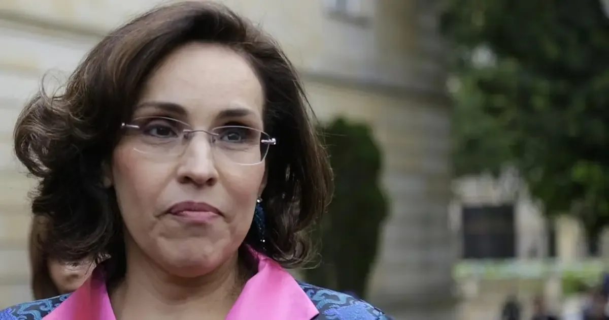 La ministra identifica intentos de introducir contenidos no acordes con los valores familiares y promete revisar la política educativa.