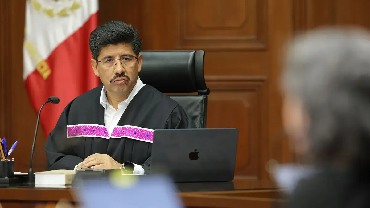 Ministros discuten sobre los vehículos asignados en una reciente reunión de la Corte.
