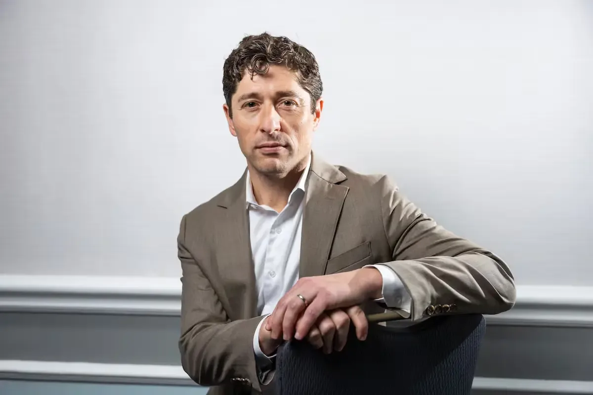 El alcalde de Minneapolis reflexiona sobre la invasión de agentes migratorios y su impacto en la comunidad.