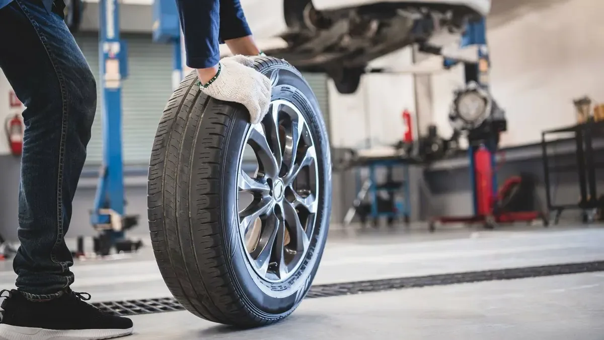 El mecánico Miquel Turbo sugiere revisiones frecuentes para evitar problemas graves en autos.