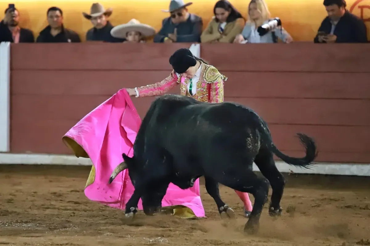 La novillera española deslumbró en un evento taurino inédito en el país andino.