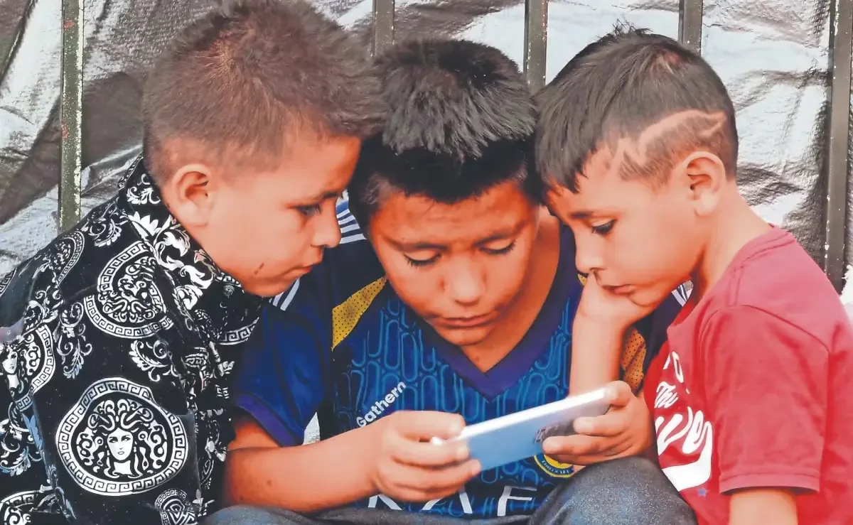 La exposición a pantallas afecta habilidades de los menores y su interacción social.