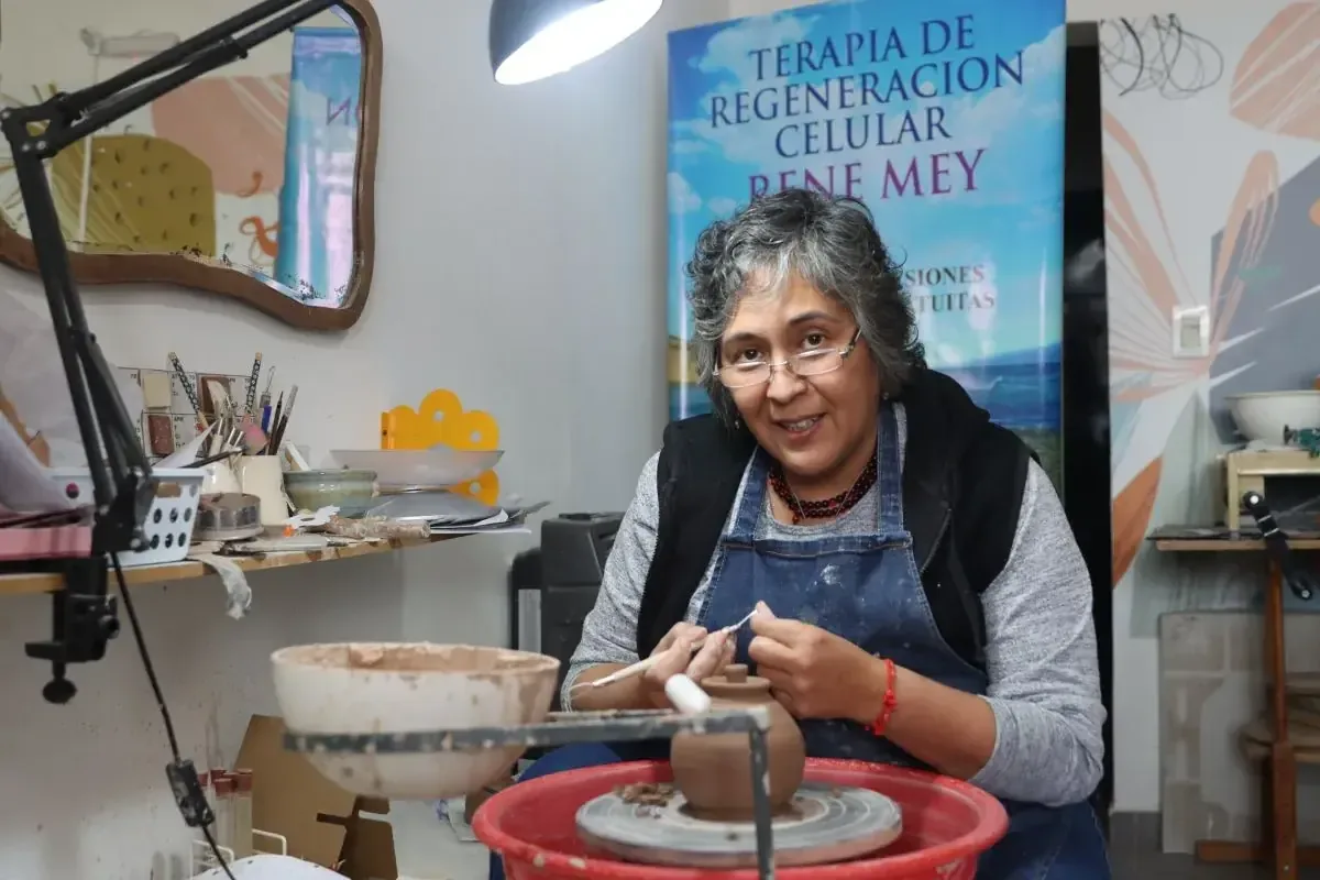La ceramista Mónica Ceballos encuentra en la creación artística un camino de sanación en Roca.