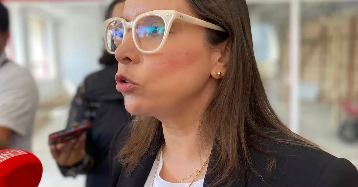 Mónica Vega Aguirre, nueva titular de la CESPT, durante una reunión con vecinos.