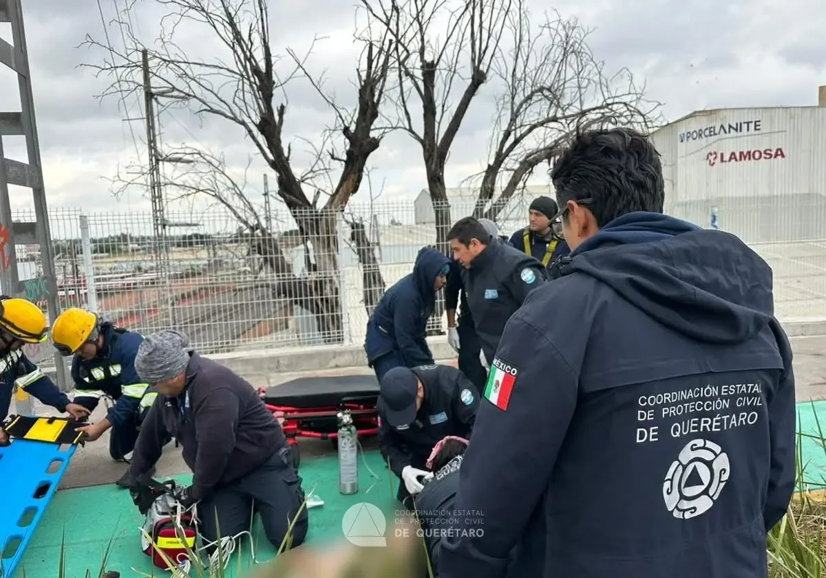 Momento en que los servicios de emergencia atienden al hombre herido en Querétaro.
