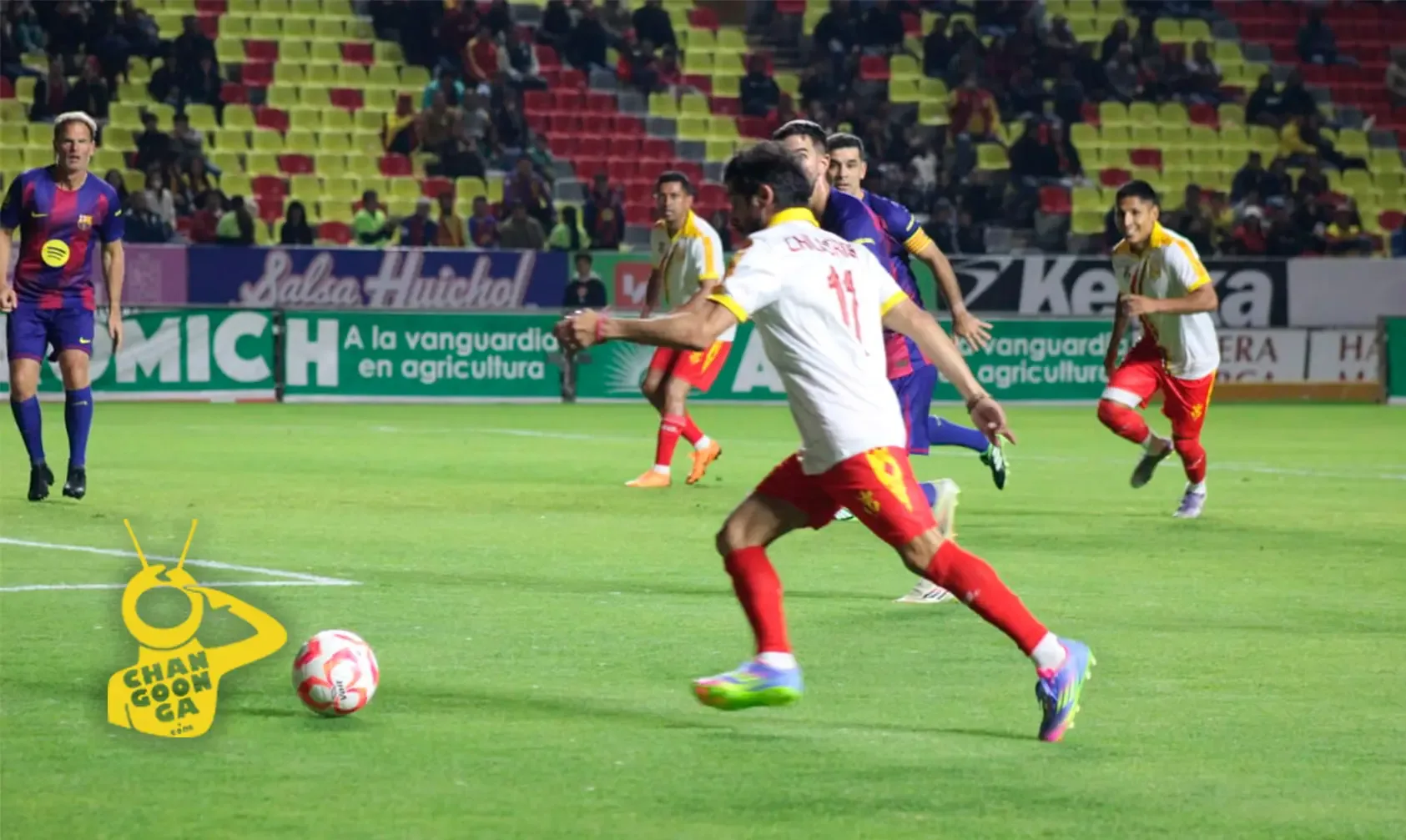 Momentos del nostálgico partido entre Atlético Morelia y Barcelona en el Estadio Morelos.