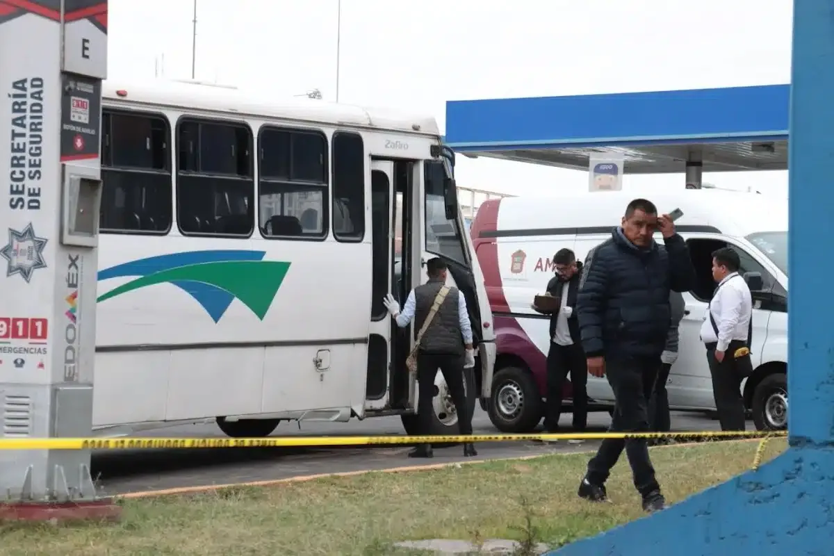 Momentos después del asalto en la autopista México-Puebla, donde un hombre fue herido.