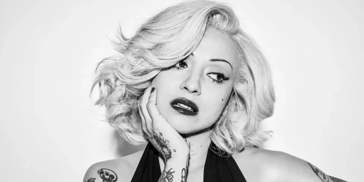 La cantante chilena comparte su visión sobre la imagen y la maternidad en su vida artística.