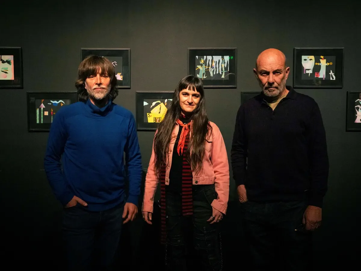 La nueva exposición de arte, que incluye 108 collages, destaca por su enfoque colaborativo y colorido enfoque creativo.