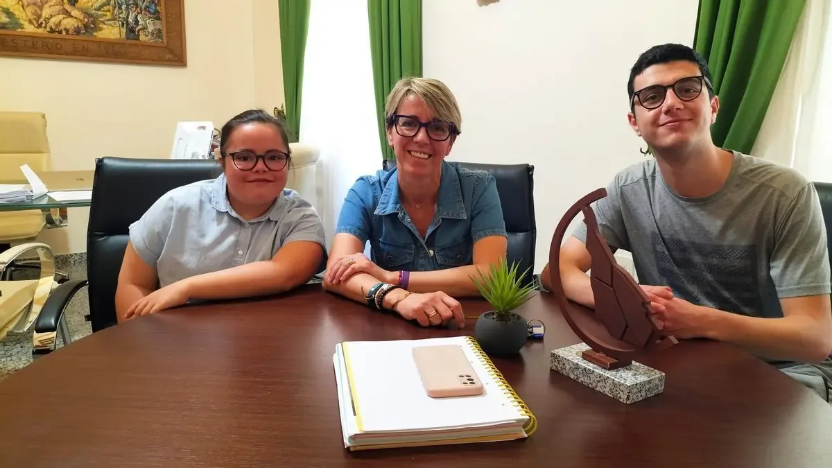 El ayuntamiento contrata a dos personas con discapacidad intelectual para fomentar la igualdad de oportunidades en la comunidad.