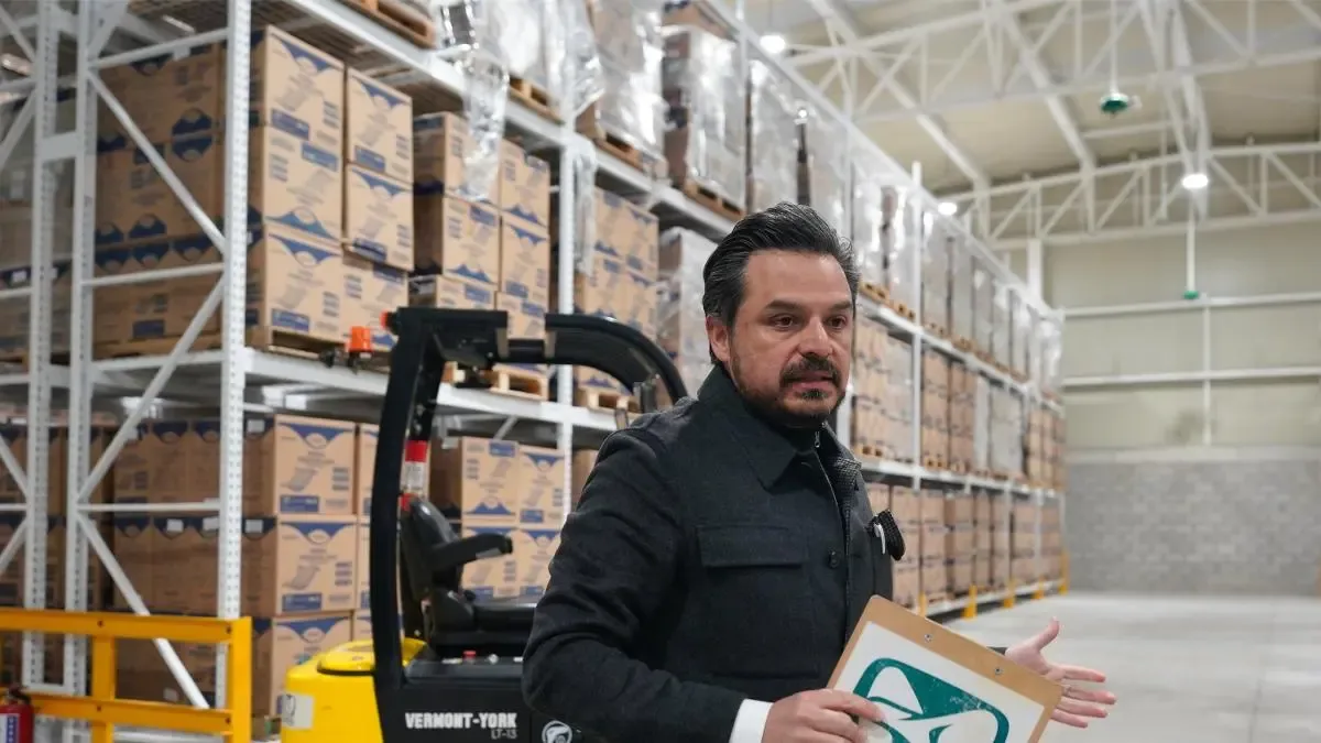 Montacargas revitalizados en el nuevo almacén del IMSS en Ciudad de México.