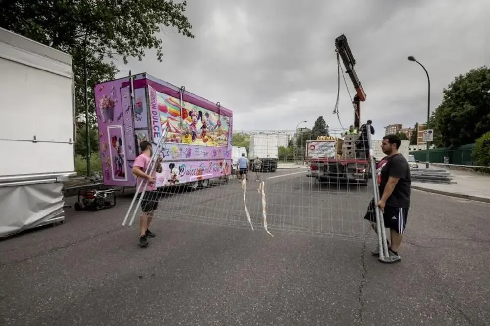 Los feriantes inician la instalación de atracciones previas a la feria, que abre el sábado.