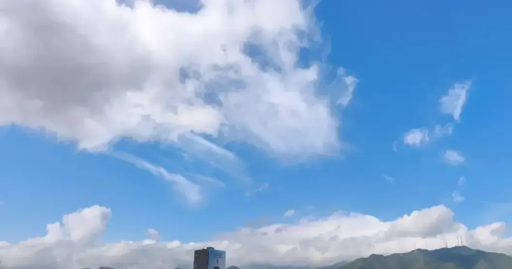 Expertos aclaran que factores naturales y no intervenciones industriales mejoran la calidad del aire en Monterrey.