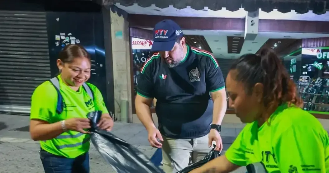El operativo de limpieza incluye calles y plazas con alta afluencia.