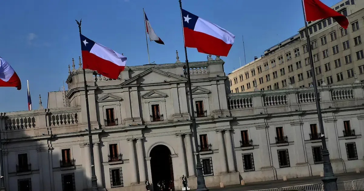 La agencia proyecta un crecimiento del PIB, pero identifica riesgos fiscales significativos.