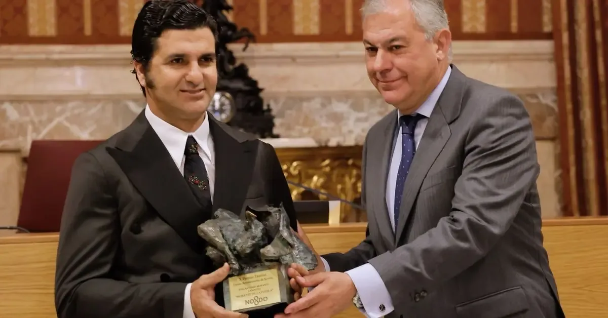 La entrega del galardón destaca su trayectoria en el toreo sevillano y su impacto en la cultura taurina.