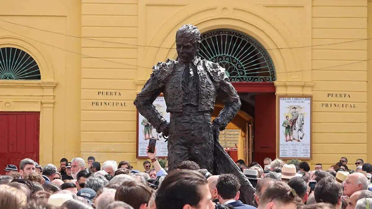 La inauguración del monumento destaca la influencia de Paula en el toreo y en Morante, ante numerosos asistentes en Jerez.