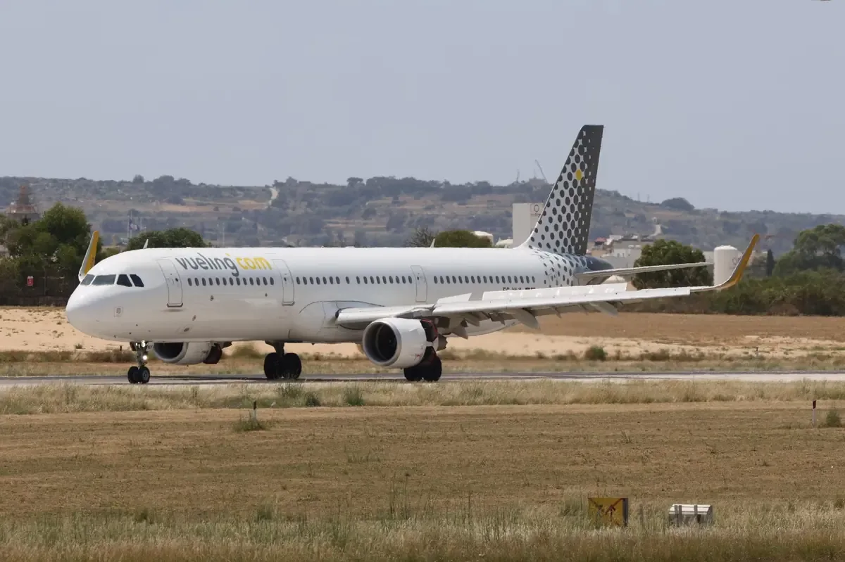 La iniciativa busca asegurar la responsabilidad de aeropuertos en retrasos y proteger derechos de pasajeros.