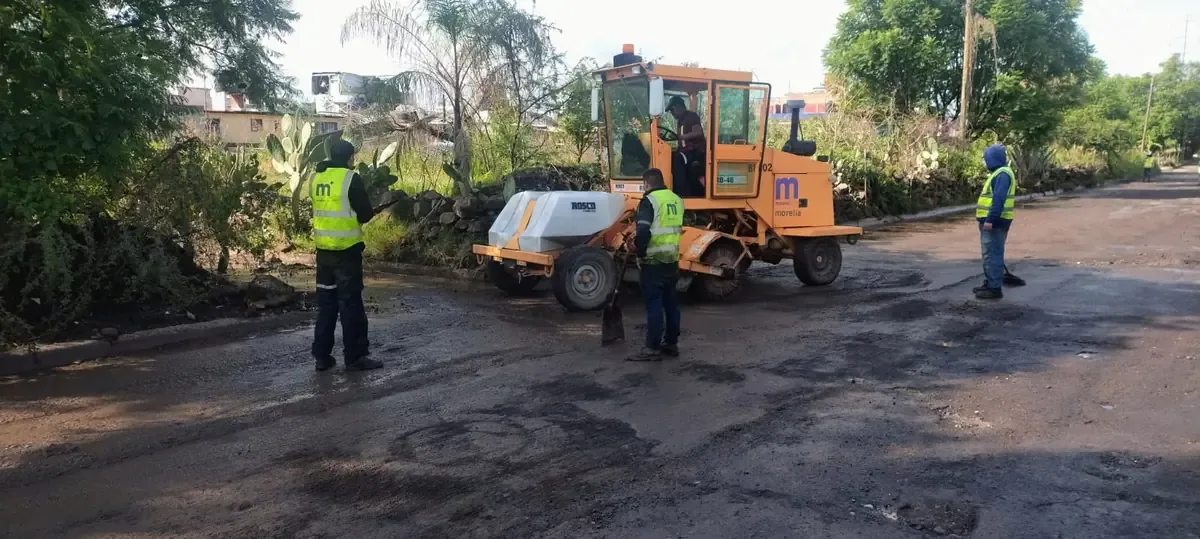 El gobierno municipal trabaja en el mantenimiento de caminos para una mejor movilidad en la capital.