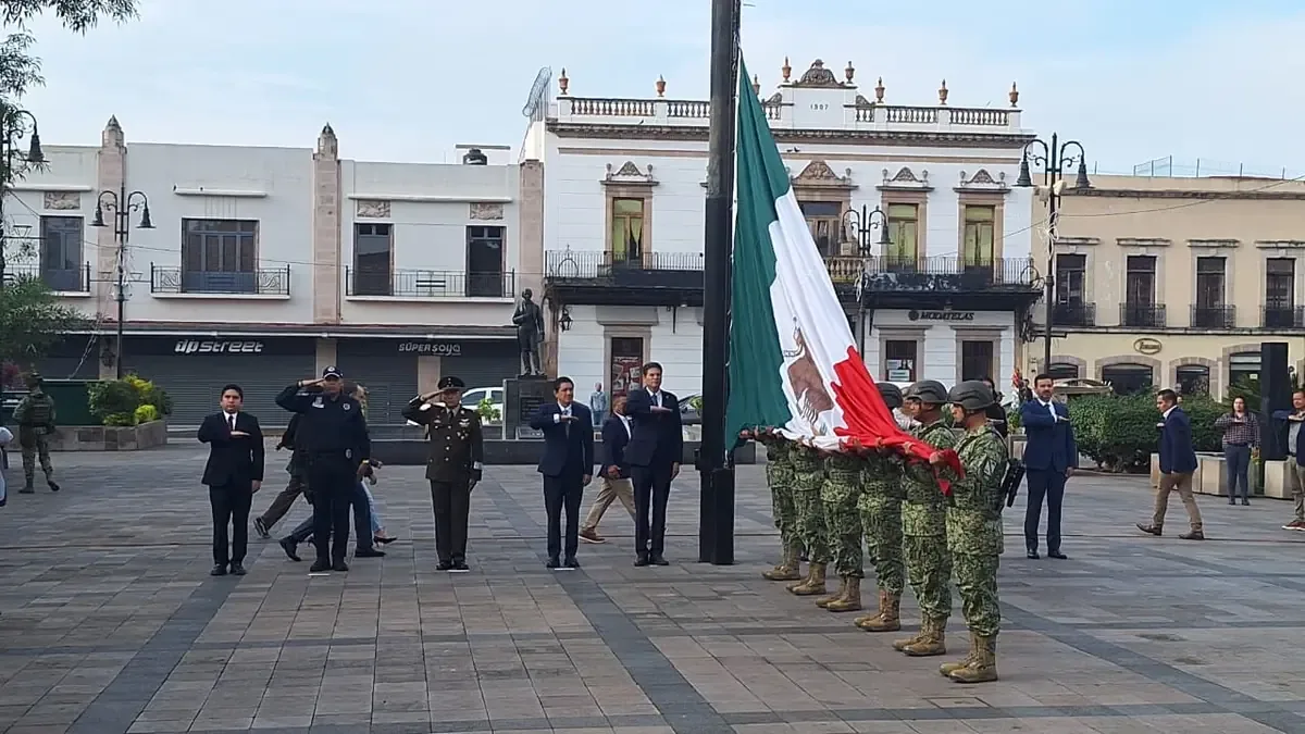 El izamiento de la bandera en Morelia inaugura un mes lleno de actividades patrias en la capital michoacana.