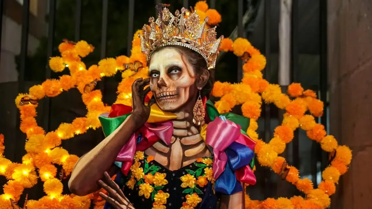 La gala promueve el patrimonio cultural y el turismo en las festividades de Día de Muertos en Michoacán.