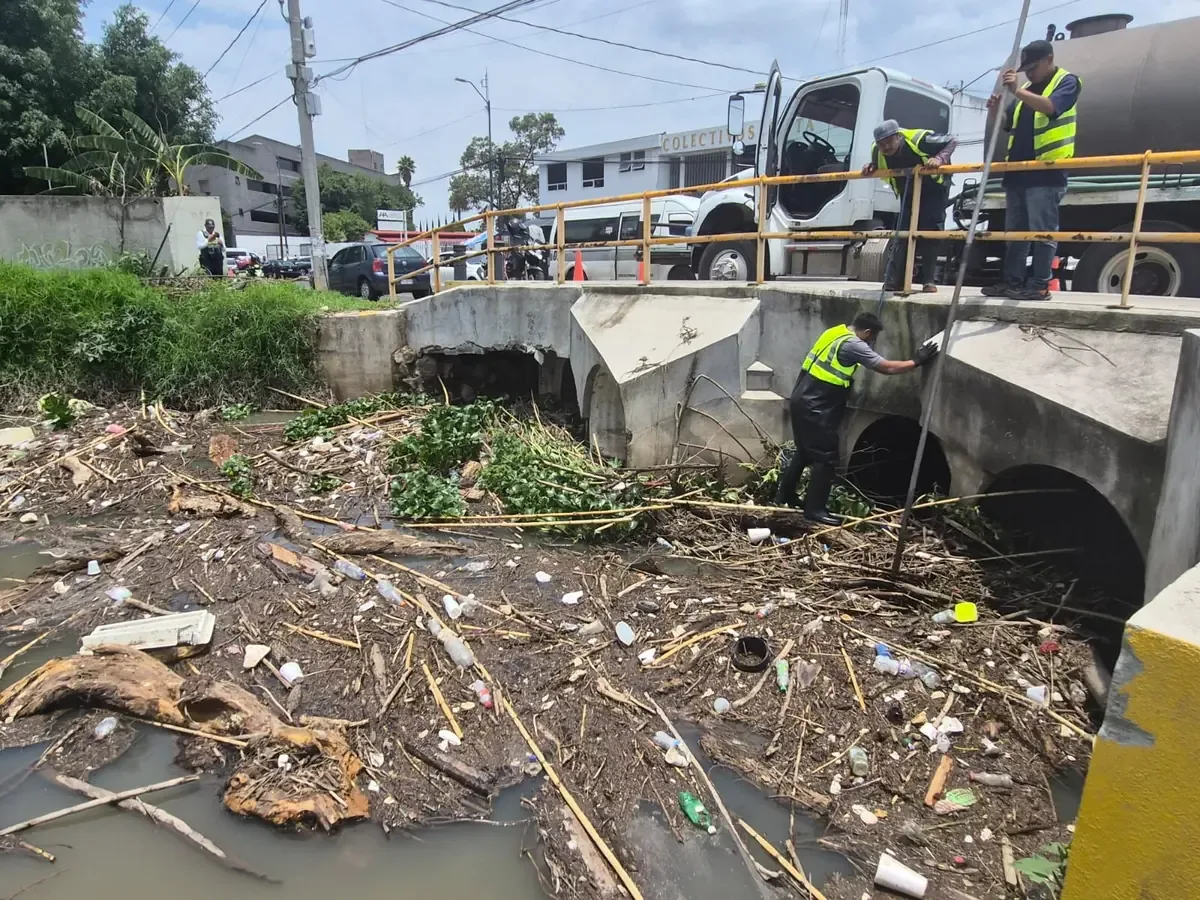 El gobierno local realiza labores de mantenimiento para prevenir inundaciones en la ciudad.