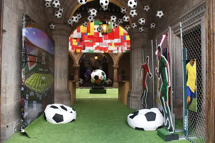 La exposición ofrece una experiencia futbolera en el Palacio Municipal, ideal para familias y turistas.