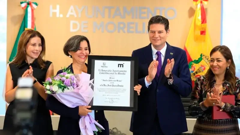 La distinción reconoce la labor de la doctora Suazo en la academia y su compromiso social en Michoacán.