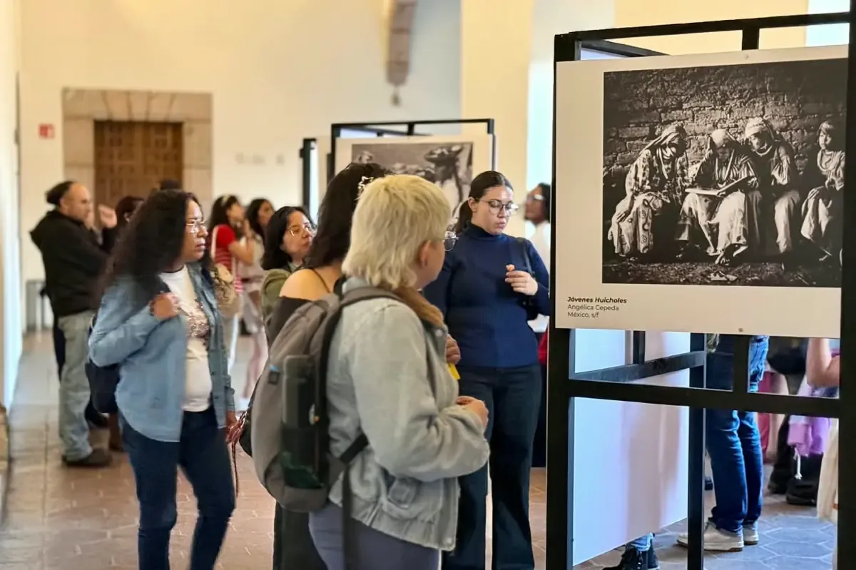 La exposición pone en el centro la representación de la experiencia femenina a través de la fotografía.