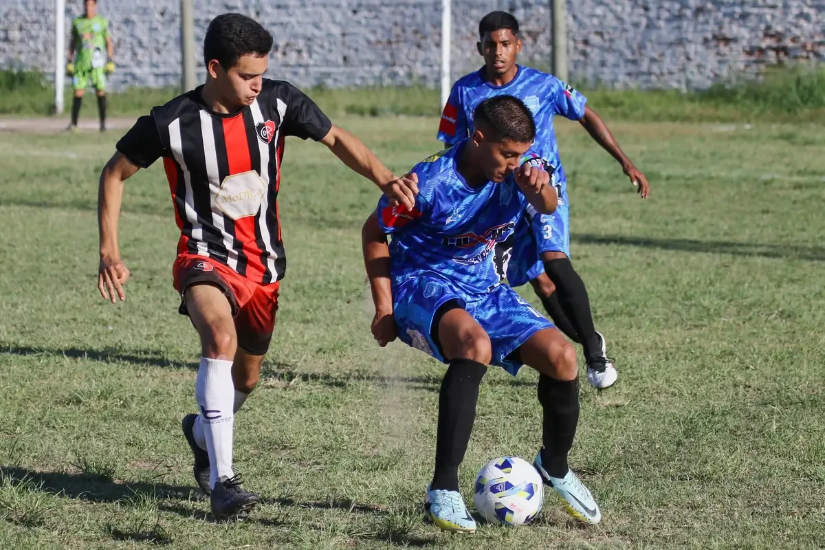 La pista Camilo Velázquez del Estadio Venustiano Carranza presenta un deterioro que afecta a los atletas.