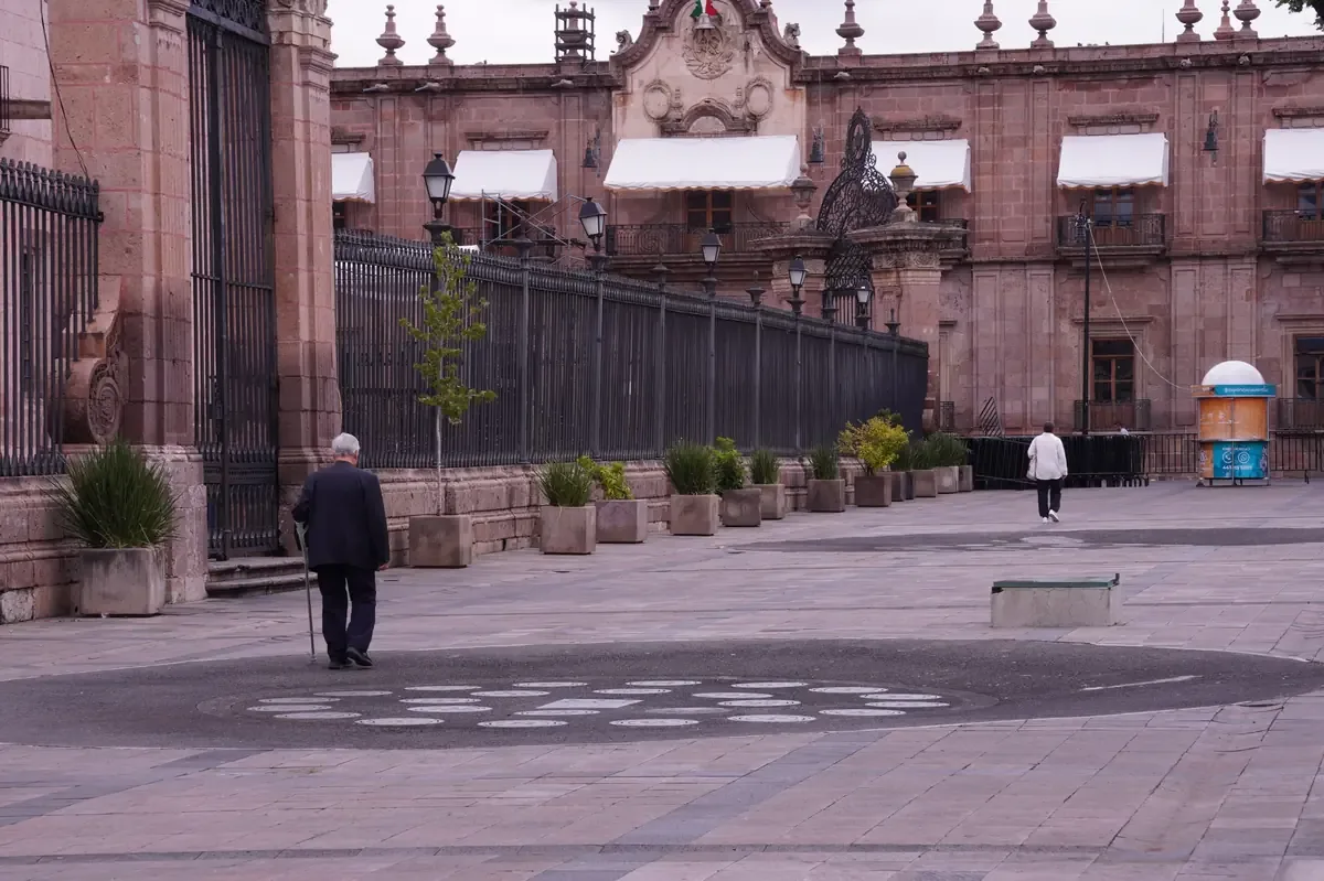 La seguridad en el centro de Morelia se mantiene ante intentos de instalación de tianguis por el FNLS.