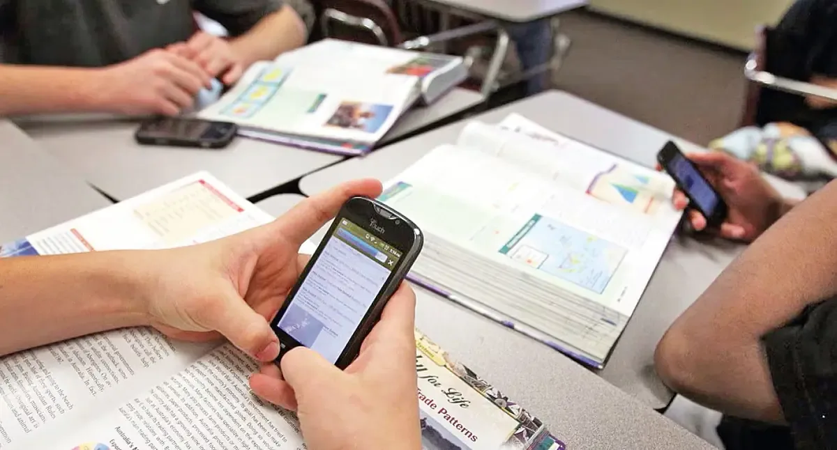 La nueva medida busca reducir distracciones y mejorar el rendimiento escolar en educación básica.