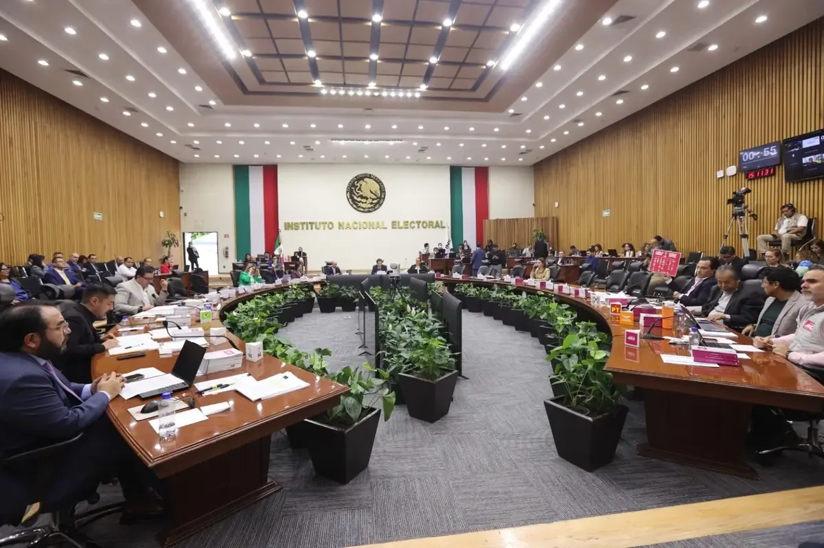 La dirigencia de Morena defiende la resolución del INE y cuestiona la postura del PRI ante la calumnia.