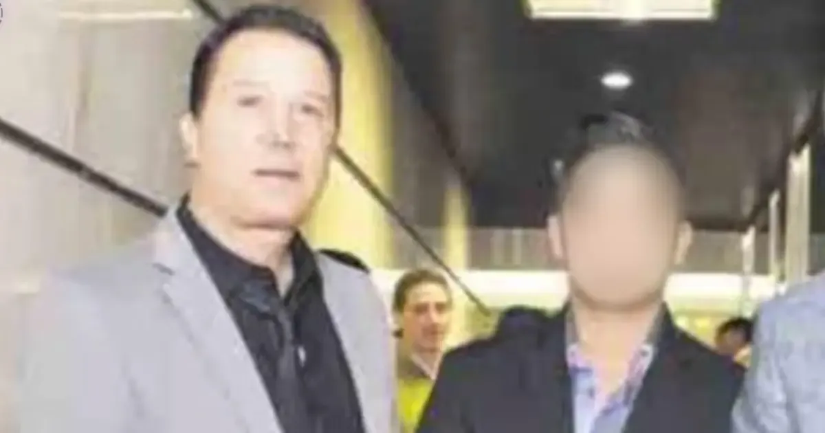 La acusación se basa en una confusión de identidad y desata críticas.