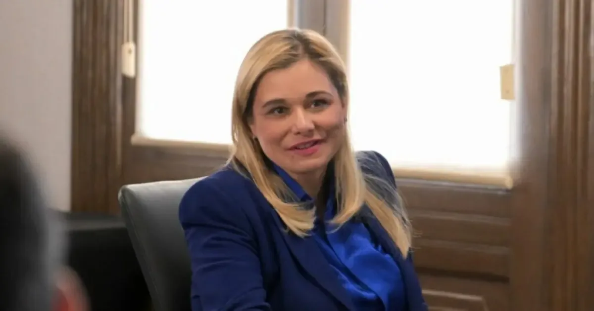 El partido acusa a la gobernadora de evadir responsabilidades judiciales relevantes.