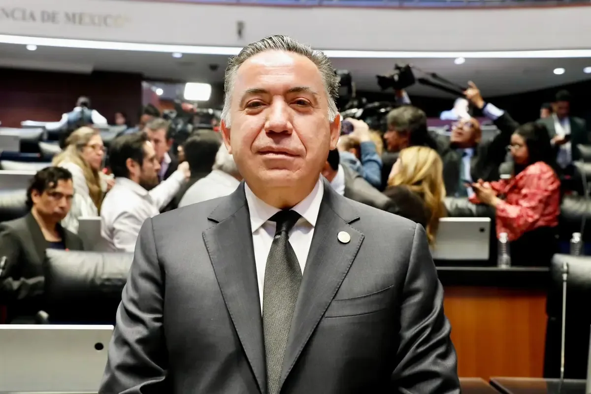 La decisión busca evitar controversias, aunque el senador continuará recibiendo su dieta.