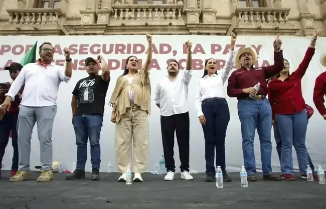 La dirigente de Morena, Ariadna Montiel, anunció la búsqueda de firmas para un juicio político contra la actual gobernadora.