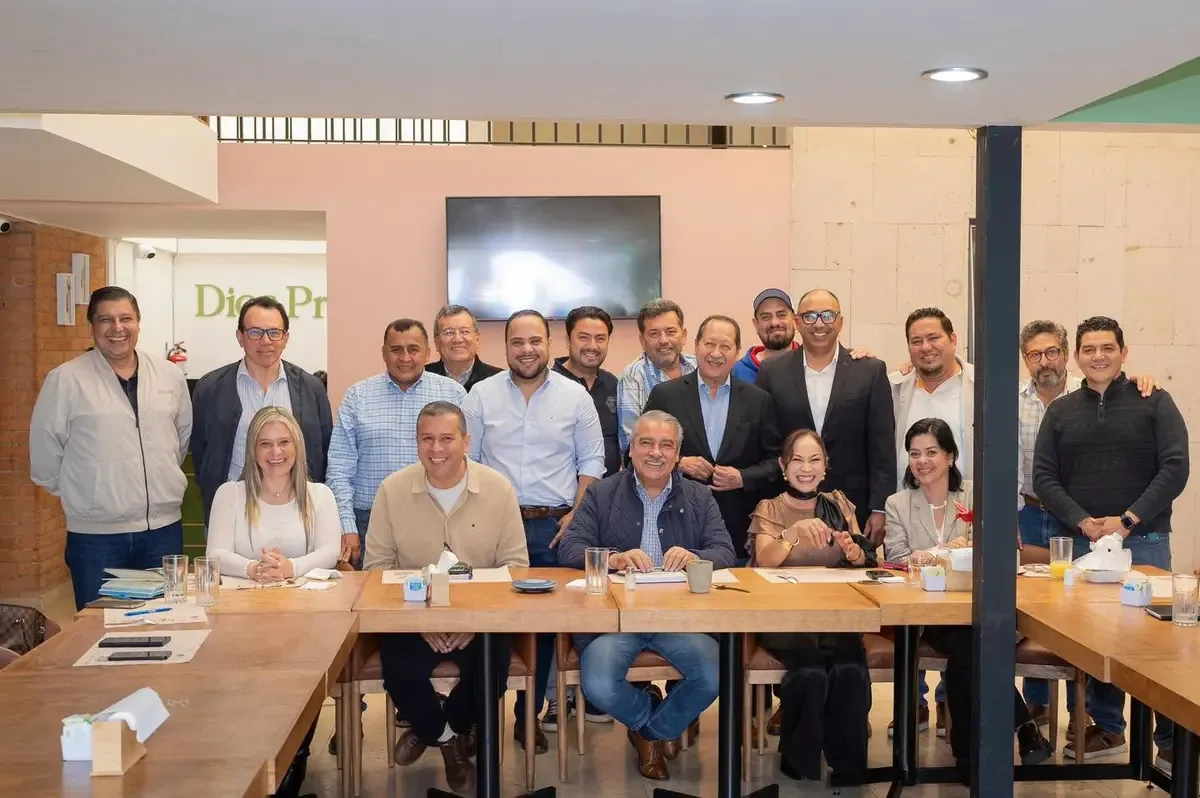 Morón solo reporta un encuentro mientras cuestiona el proceso de encuestas en Morena.